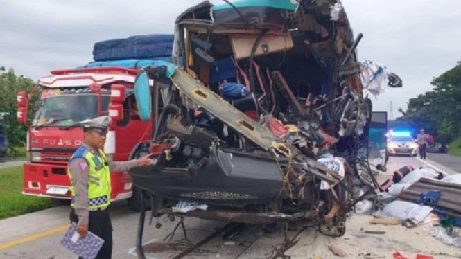 Kecelakaan Maut di Tol Cipali, Bus vs Truk, 5 Orang Tewas