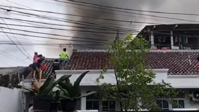 Video 3 Rumah Kontrakan di Menteng, Jakarta Pusat, Terbakar Hebat