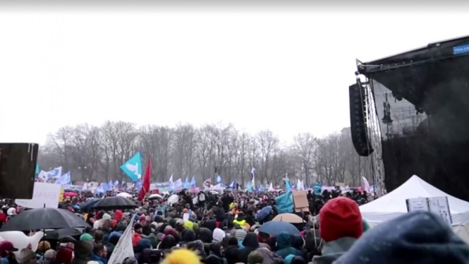 Unjuk Rasa Akbar Menolak Bantuan Senjata untuk Ukraina