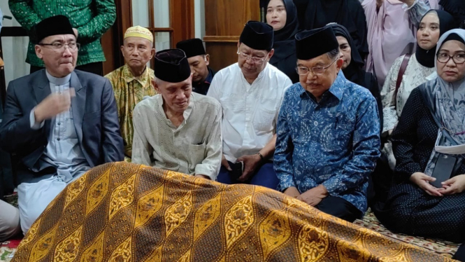 Jusuf Kalla melayat ke kediaman almarhum KH Ali Yafie.