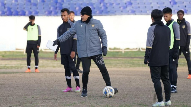 Timnas Indonesia U-20 latihan di bawah shu dingin
