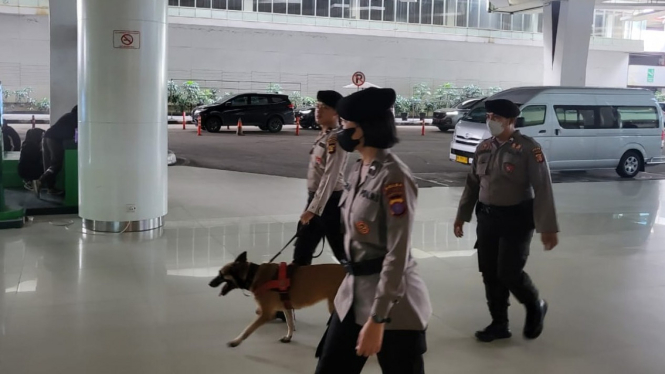 Anggota Ditsamapta Polda Kaltim Patroli di Bandara SAMS/Sepingan