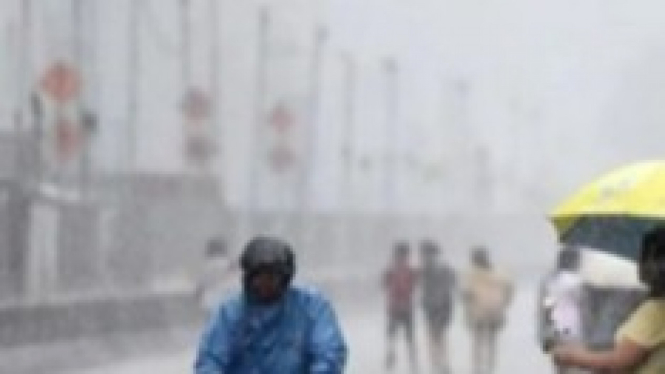 Waspada, Sebagian Jakarta Hujan Petir di Siang Hari