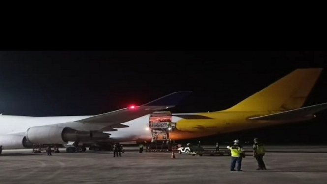 Pesawat yang Membawa Logistik Balap Motor WSBK Tiba