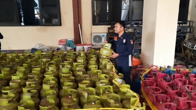 Polisi Grebek Gudang Pengoplos Gas LPG di Tasikmalaya