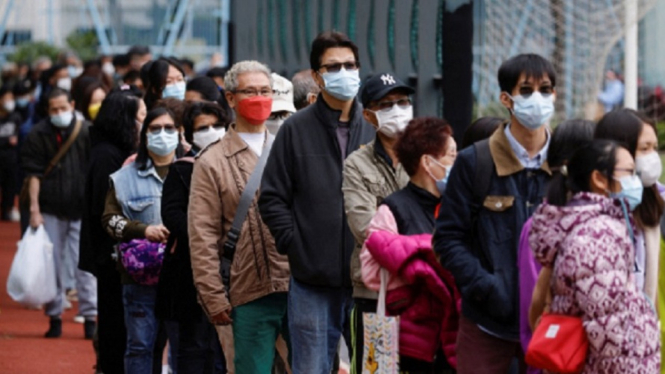 Suasana Warga Hong Kong Memakai Masker di Tempat Publik