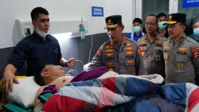 Kapolri Jenderal Listyo Sigit Prabowo jenguk korban helikopter.