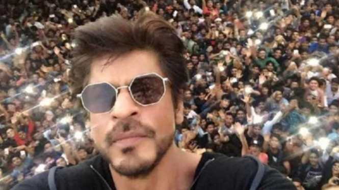 Shah Rukh Khan dan para penggemar