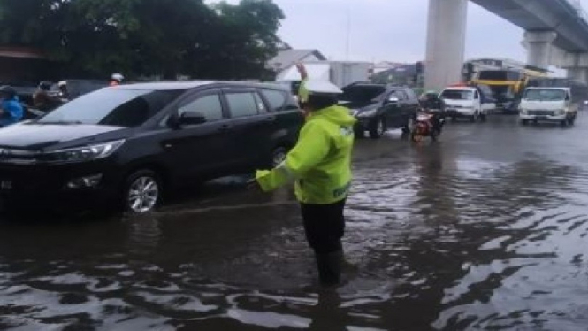 Diguyur Hujan, Pagi Ini 3 Ruas Jalan di Jakbar Tergenang Banjir