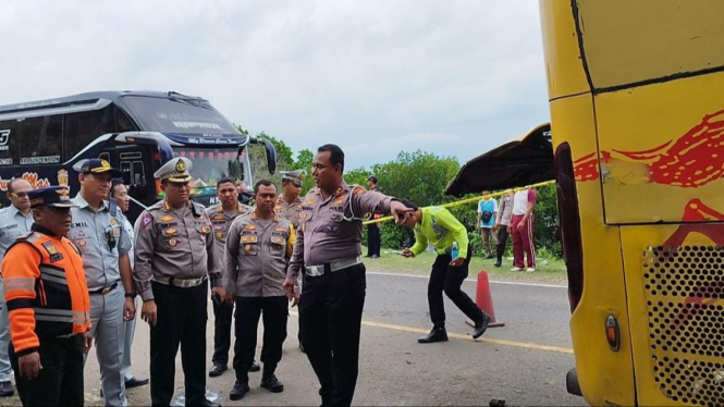 Dirlantas Polda NTB bersama Kapolres Sumbawa Barat saat Olah TKP di Lokasi Tabrakan.