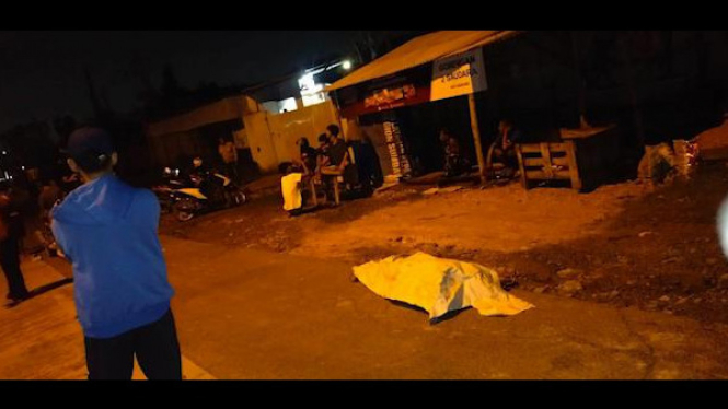 Sesosok Mayat Tanpa Identitas Ditemukan di Jalan Soekarno Hatta, Kelurahan Campang Raya, Kecamatan Sukarame, Bandar Lampung.