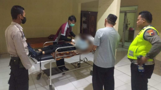 Polisi Mengevakuasi Pemotor yang Tewas ke RS Mutiara Bunda Tanjung Brebes, Kamis (2/3/2023).