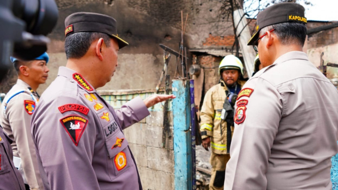 Kapolri Jenderal Listyo Sigit tinjau lokasi kebakaran depo Plumpang.