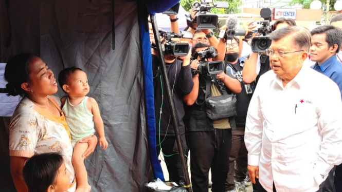 Jusuf Kalla tinjau pengungsi korban kebakaran depo Plumpang, Jakut.