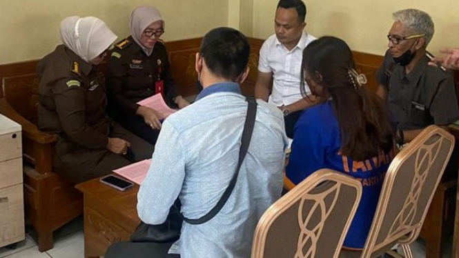 Tersangka Video Mesum Kebaya Merah Diserahkan ke Kejari Surabaya
