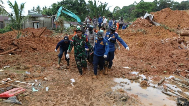 Evakuasi korban tanah longsor di Kabupaten Natuna.