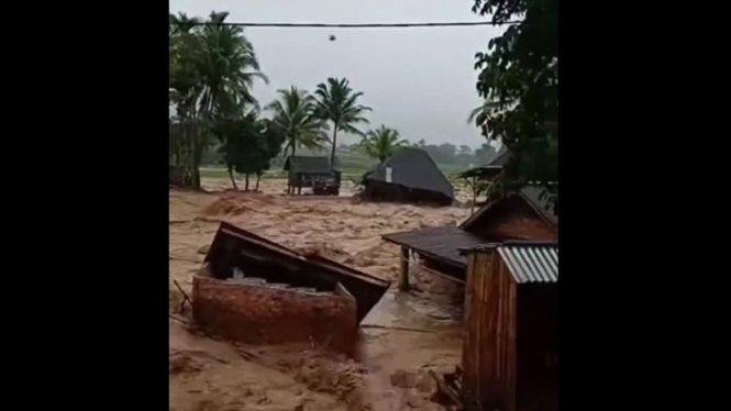 Video Detik-detik Banjir Bandang Terjang Permukiman Warga di Lahat