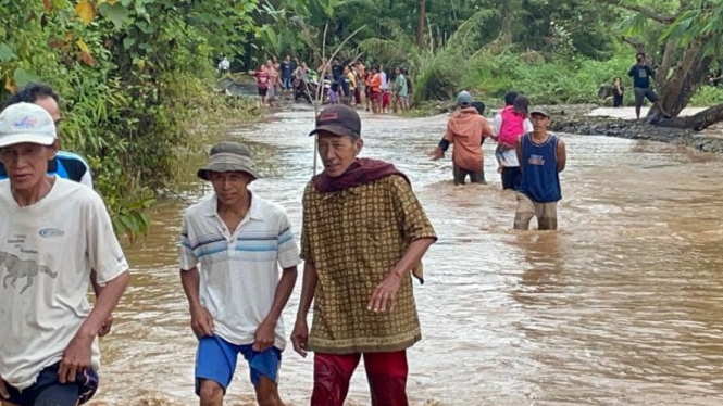 Desa Diterjang Banjir Bandang, Warga: Kami Lapar, Beras Hanyut