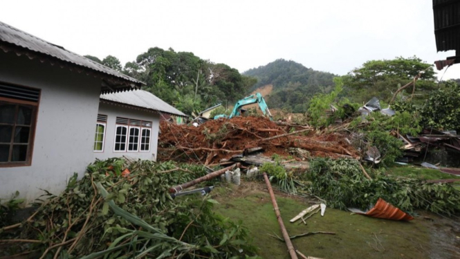 Penanganan bencana tanah longsor di Natuna, Kepulauan Riau.