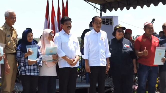 Becek-Becek, Presiden Jokowi Serahkan Sertifikat Tanah ke Warga