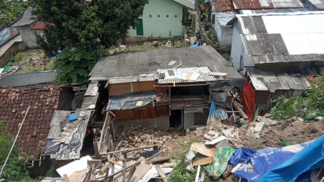 Satu rumah warga terdampak longsor di Lampung Selatan.