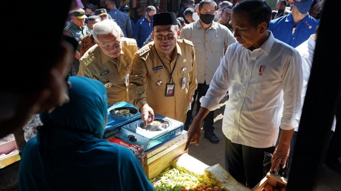Presiden Jokowi Dibuat Kaget saat Borong Cabai 5 Kg di Pasar