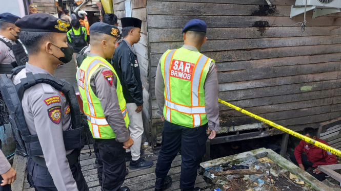 Tim Respons Bencana SatBrimob Polda Kaltim Amankan TKP Penemuan Mayat