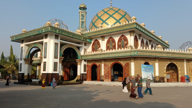 Sambut Ramadan, Masjid Syaichona Kholil Bangkalan Dipercantik
