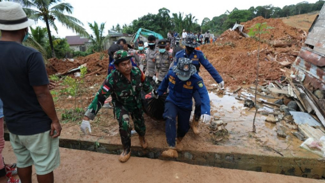 Evakuasi korban tewas akibat tanah longsor di Natuna.