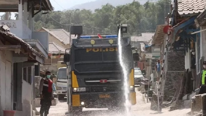 Bersihkan Abu Vulkanik, Polisi Gunakan Water Canon