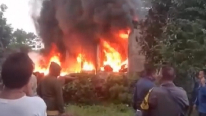 Kebakaran Hebat Menimpa Pabrik Pengolahan Ban Bekas di Cirebon