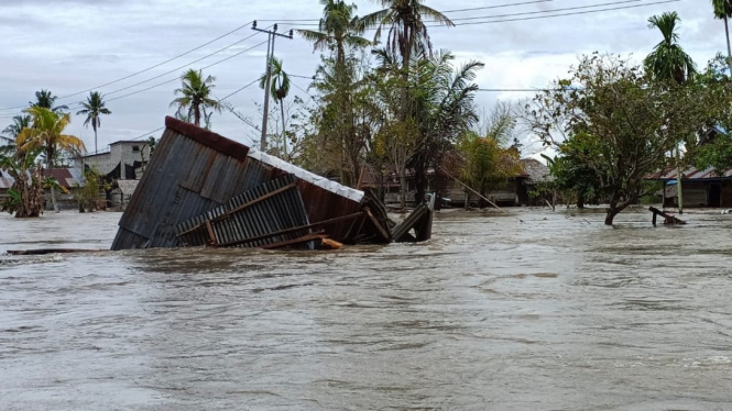 Banjir Terjang Luwu Utara, 48 Rumah Rusak. Warga Terisolir