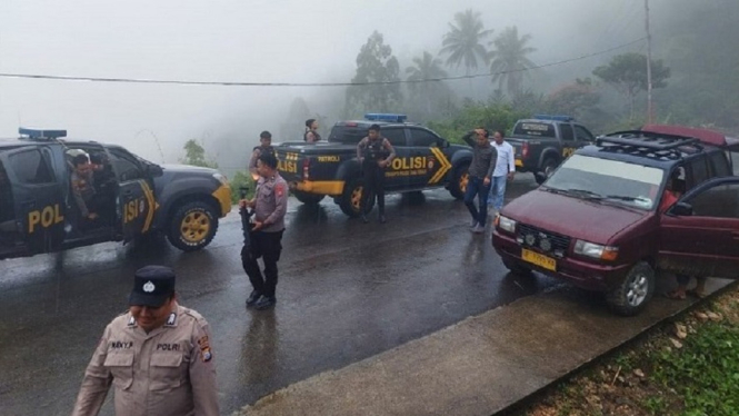 Judi Sabung Ayam Dibubarkan Polisi di Tengah Guyuran Hujan