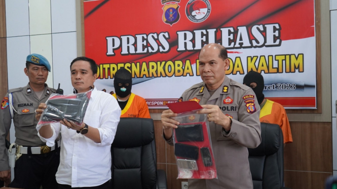 Polda Kalimantan Timur tunjukkan 2 tsk oknum polisi dan barang bukti.