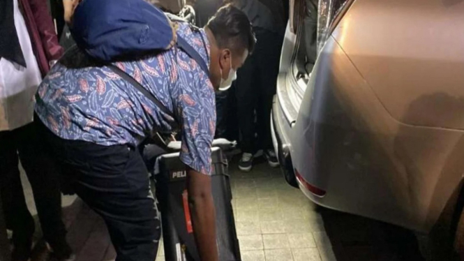 Penyidik KPK membawa koper usai menggeledah rumah Dito Mahendra