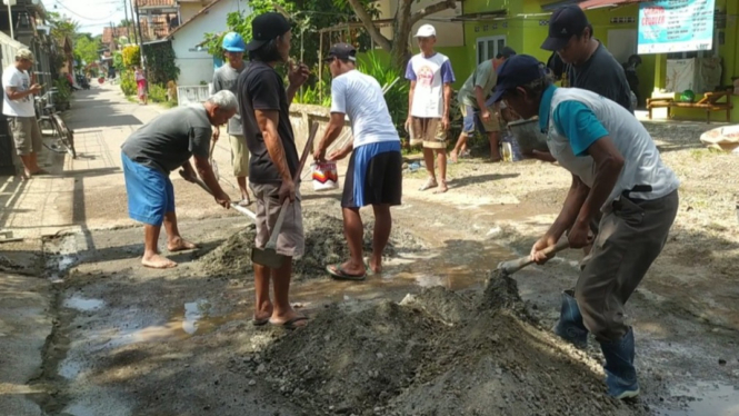Warga Kelurahan Kebumen memperbaiki jalan dari dana patungan