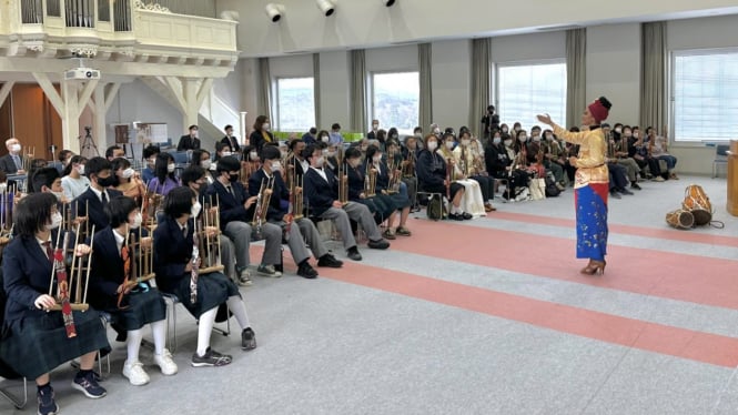 120 Warga Jepang Belajar Mainkan Angklung