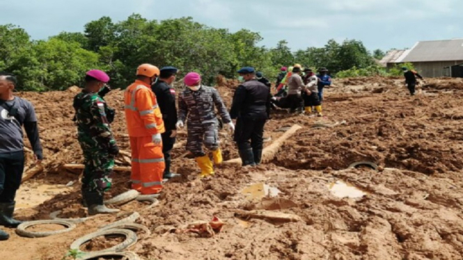 Tim SAR Gabungan Mengevakuasi Korban Tanah Longsor di Natuna
