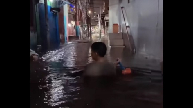 Banjir Setinggi Dada Orang Dewasa Rendam Kawasan Tegal Parang