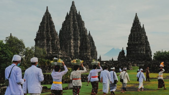 Umat Hindu saat menggelar upacara keagamaan di Candi Prambanan