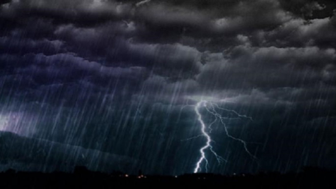 BMKG: Waspadai Hujan Disertai Petir dan Angin Kencang