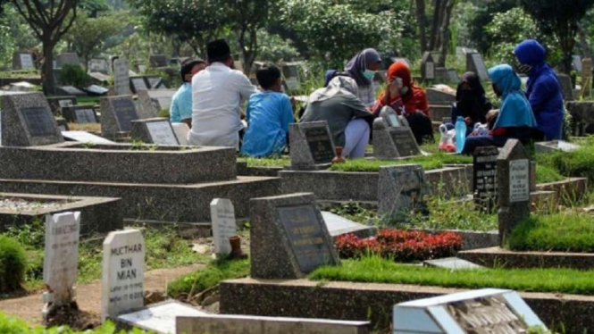 Sejumlah umat Islam berziarah ke makam.