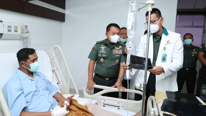 Kasad Jenderal TNI Dudung Abdurachman jenguk korban penyerangan.
