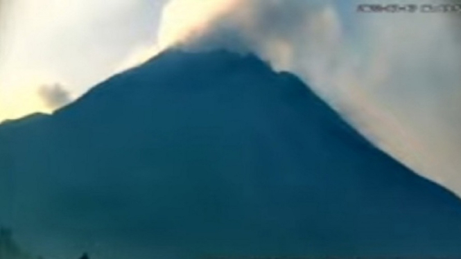 Gunung Merapi Kembali Luncurkan Guguran Lava Pijar Ke Barat Daya