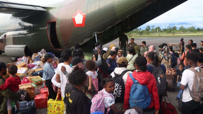 261 Warga Yahukimo Numpang Pesawat Hercules ke Jayapura