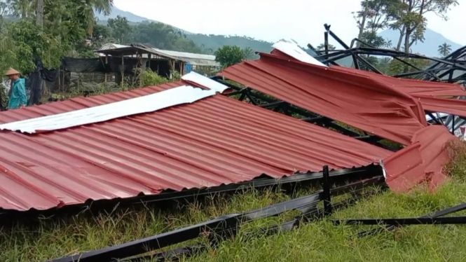 Puting Beliung Hancurkan Puluhan Rumah Warga di Temanggung