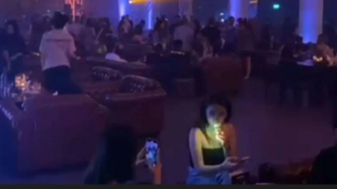 Polisi bubarkan aktivitas pengunjung klub malam di Jakarta Selatan.