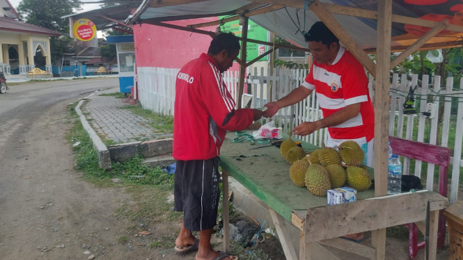 Viral! Seorang Perwira Polisi Jual Durian