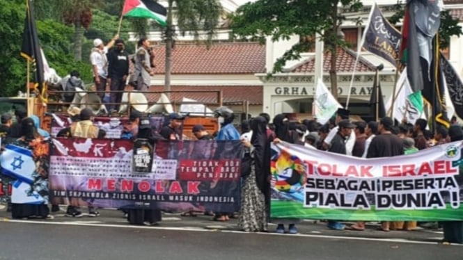 Unjuk rasa menolak kedatangan timnas Israel ke Indonesia di Solo.