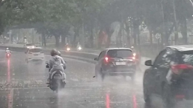BMKG: Waspada Hujan Petir di Jaksel dan Jaktim pada Sore Hari